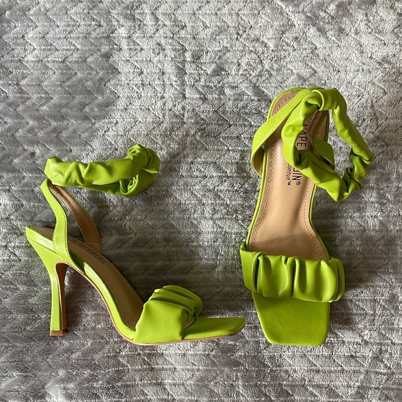 NWT Cape Robbin two strap green heels - Picture 2 of 2